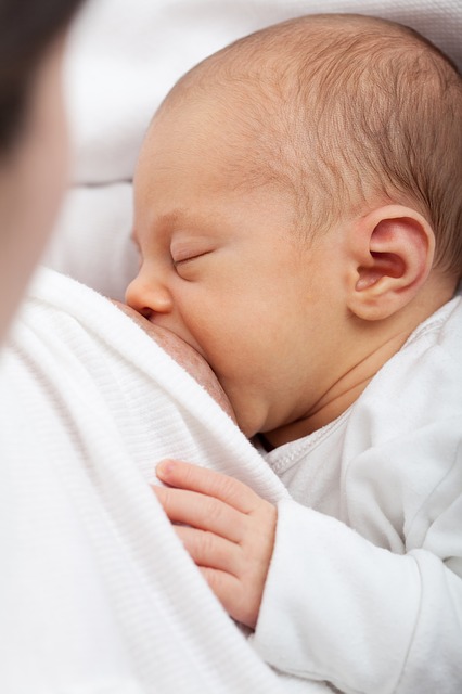 Schlafendes Baby in einem weißen Tuch